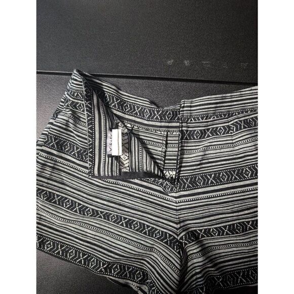 A. Byer Woven Aztec Print Shorts Women's Size 7 - Picture 5 of 6